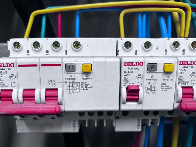 请问漏电开关下面的两个端子是做什么用的啊?