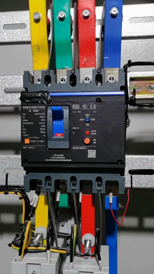 漏电保护开关跳闸,合闸前请按下那个小按钮没跳出来,是不是短路或者过... 漏电保护开关跳闸,合闸前请按下那个小按钮没跳出来,是不是短路或者过...